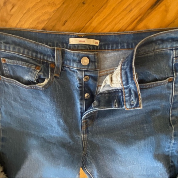 Levi women’s 30” button fly wedgie jeans - Picture 4 of 5